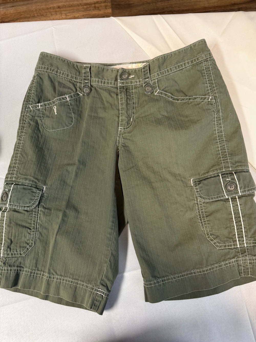 Eddie Bauer Olive Green Cargo Bermuda Shorts Contrast Stitching Women’s 8